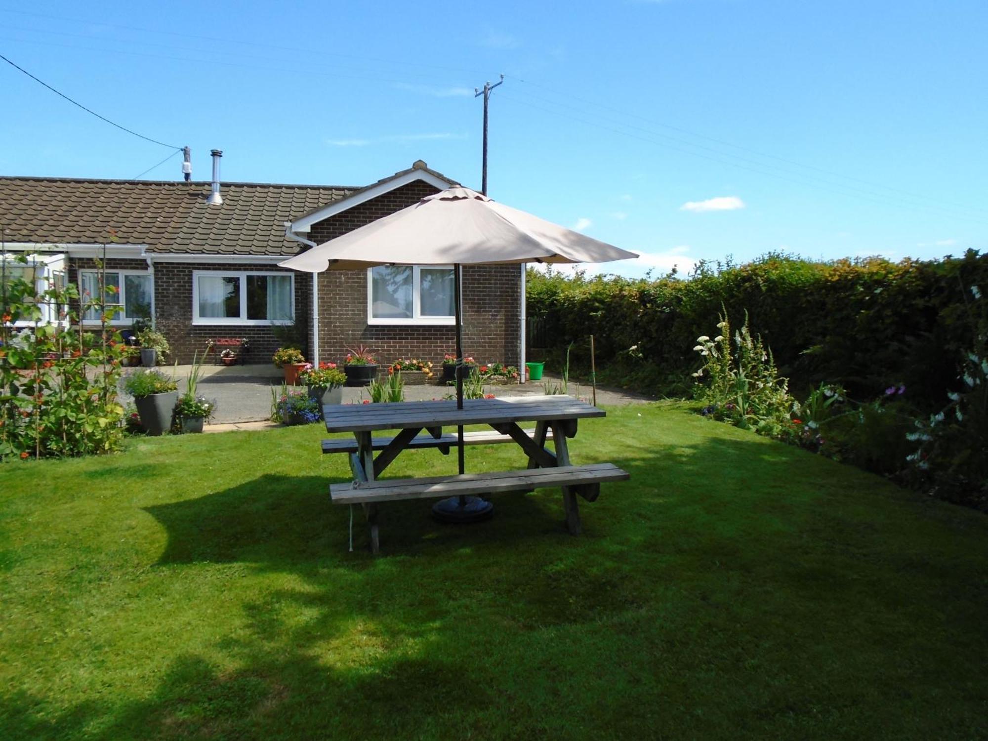 Immaculate 2 Bedroom Bungalow Close To Beaches Pendine Eksteriør billede