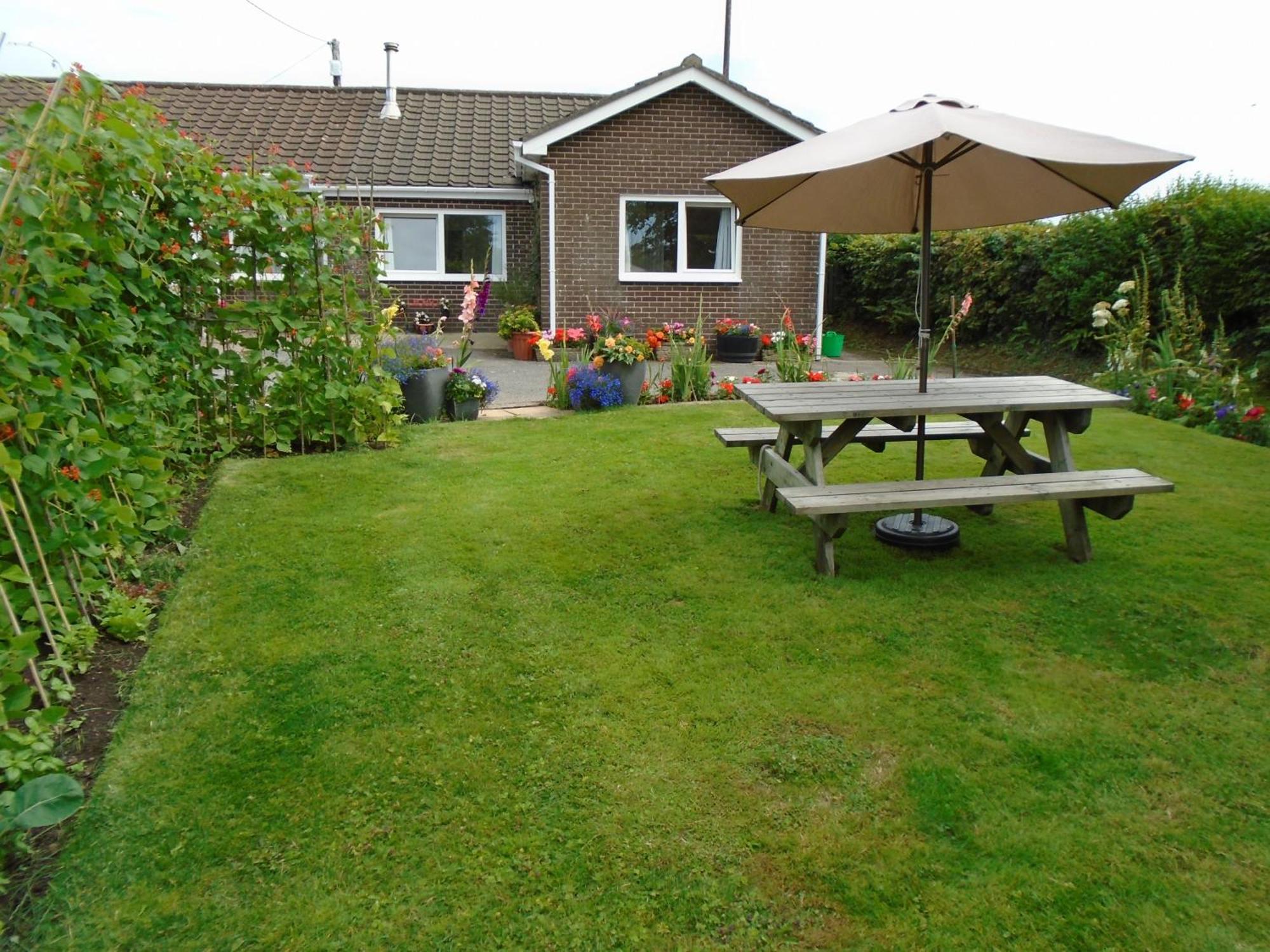 Immaculate 2 Bedroom Bungalow Close To Beaches Pendine Eksteriør billede